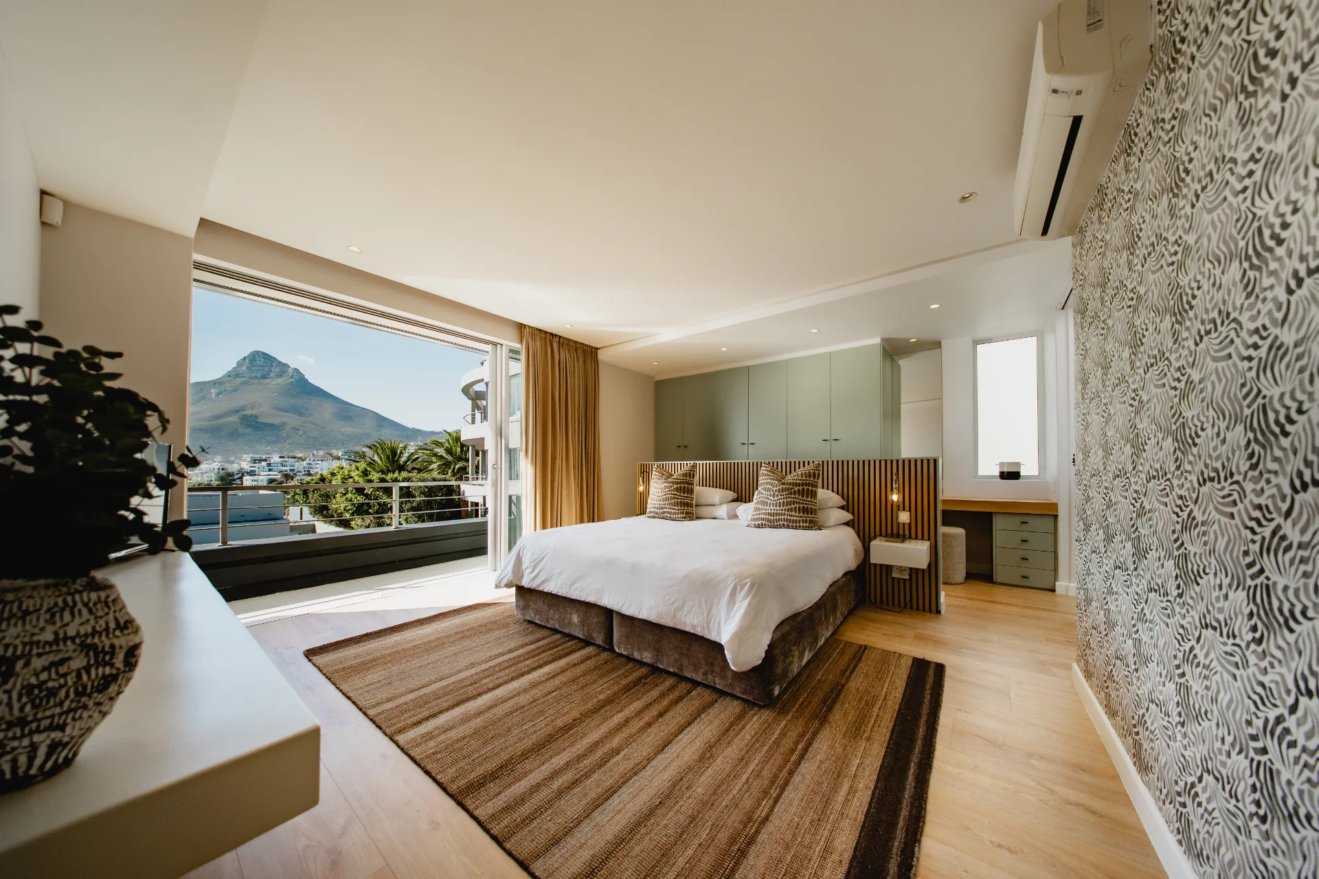 Sapphire Tide Penthouse, Camps Bay, view 35